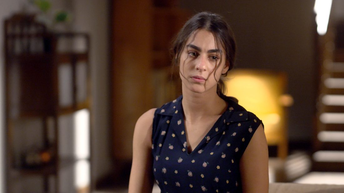 Ηλέκτρα: Η Φιόνα στέκεται μπροστά από ένα άψυχο σώμα