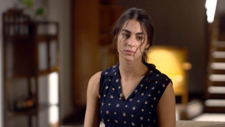 Ηλέκτρα: Η Φιόνα στέκεται μπροστά από ένα άψυχο σώμα