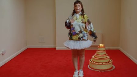 Lola Young: Το “Messy” είναι το τραγούδι της χρονιάς