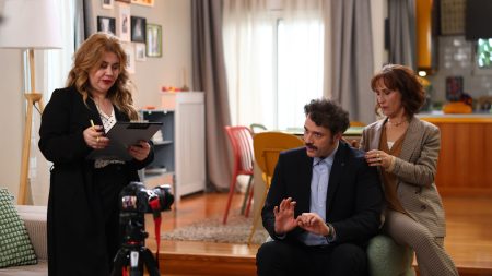 Τρομεροί Γονείς: Η Μαριέλλα Σαββίδου “εισβάλλει” στη σειρά και παίρνει συνέντευξη από την οικογένεια