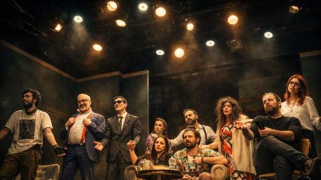 Ο Ημιυπαίθριος: Μια παράσταση του Γιώργου Αλκαίου στο Θέατρο Coronet