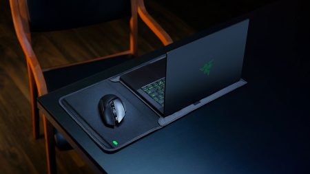 Η Razer παρουσίασε τη Razer Protective Sleeve V2 με ενσωματωμένη ασύρματη φόρτιση