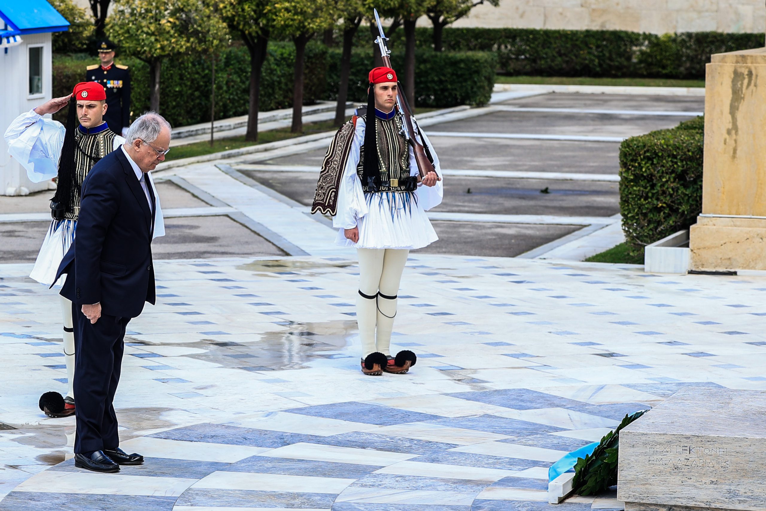 Kατάθεση στεφανιού στο Μνημείο Αγνώστου Στρατιώτη από τον Πρόεδρο της Ελληνικής Δημοκρατίας, Κωνσταντίνο Τασούλα, στο πλαίσιο του εορτασμού της εθνικής επετείου της 25ης Μαρτίου 1821, Τετάρτη 25 Μαρτίου 2026. (ΓΙΩΡΓΟΣ ΚΟΝΤΑΡΙΝΗΣ