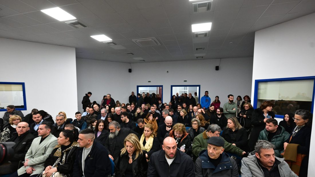 Τέμπη: Ξεκίνησε η δίκη – Λεπτό προς λεπτό όλες οι εξελίξεις