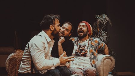 Ο Ημιυπαίθριος του Γιώργου Αλκαίου – Παράταση παραστάσεων στο Θέατρο Coronet