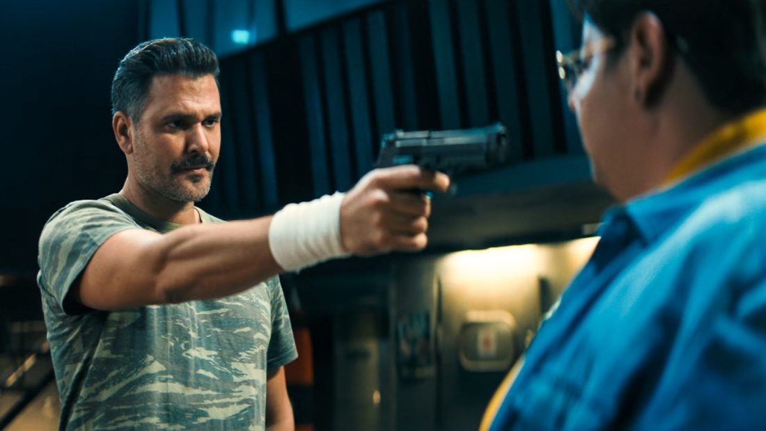 Γιατί ρε Πατέρα: Ένας μυστηριώδης άντρας επισκέπτεται τον Νίκο και τον Φώντα