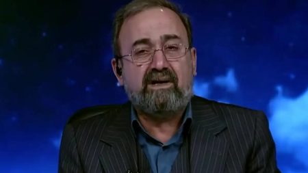 Ιράν: Η στιγμή που δημοσιογράφος ανακοινώνει τον θάνατο του Αλί Χαμενεΐ και ξεσπά σε λυγμούς