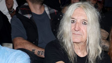 Νίκος Καρβέλας