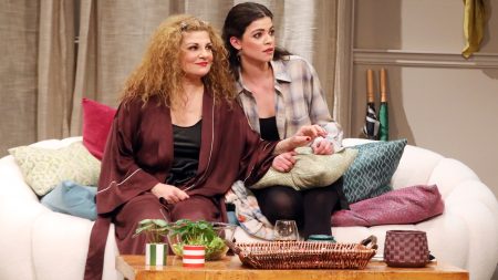 Τάνια Τρύπη, Τζένη Καζάκου