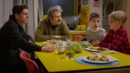 Τρομεροί Γονείς: Ο Θωμάς, η Ντίνα και ο Τάκης καταλήγουν στο τμήμα