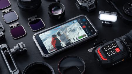 Blackmagic Camera 3.3: Πλήρης έλεγχος από το Apple Watch και το iPhone γίνεται Studio Camera