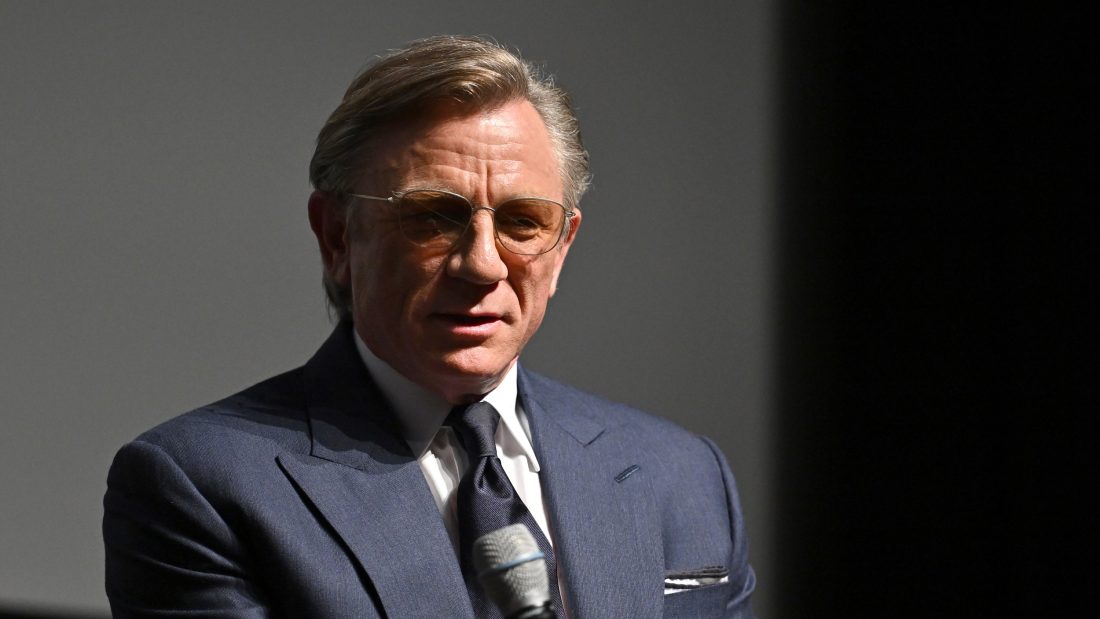 Daniel Craig: Στη Γλυφάδα για την περιφορά του Επιταφίου ο χολιγουντιανός σταρ