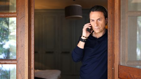 Να Μ’ Αγαπάς: Ο Μιχάλης κινείται σαν σκιά γύρω από τη Ζωή και τα παιδιά του