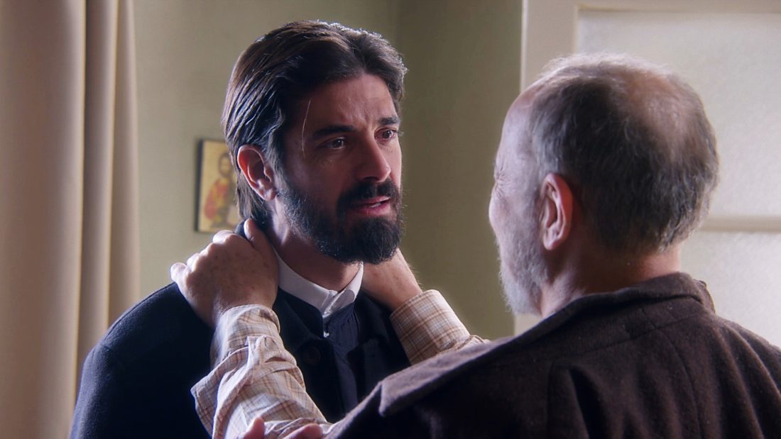 Άγιος Έρωτας: Ο πατήρ Νικόλαος ανησυχεί πως ο πατέρας του θα στραφεί εναντίον του