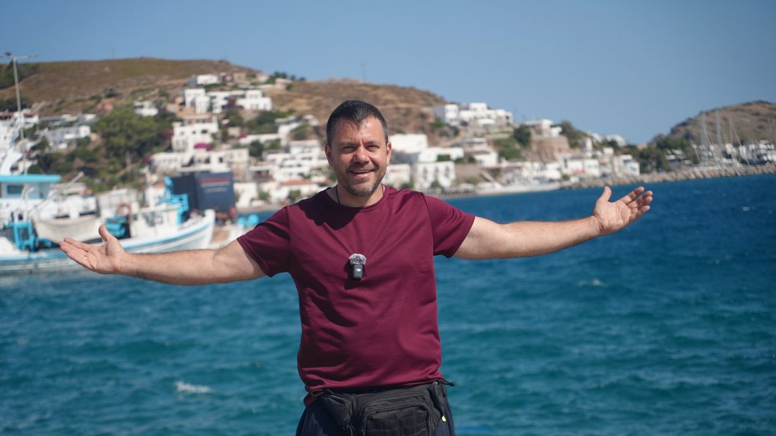 Happy Traveller: Στο “Νησί της Αποκάλυψης” ο Ευτύχης Μπλέτσας