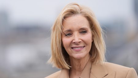 Σοκάρει η Lisa Kudrow για το παρασκήνιο των Friends: «Αν έκανες λάθος στα λόγια σου, σε έβριζαν – Συζητούσαν σεξουαλικές φαντασιώσεις για την Jennifer και την Courteney»