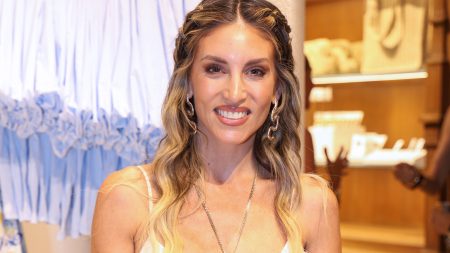 Η Αθηνά Οικονομάκου «γκρεμίζει» τα social media με το αποκαλυπτικό μαύρο της μαγιό