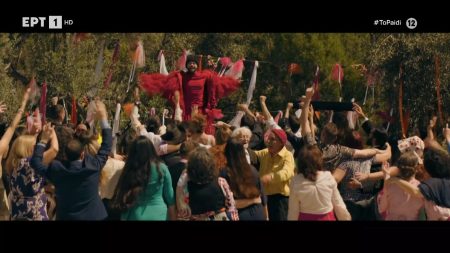 Ο Ακύλας σε μία ανατρεπτική εμφάνιση – Ξεσήκωσε το χωριό στο “Παιδί” της ΕΡΤ: «Να ζήσουν οι νεόνυμφοι»