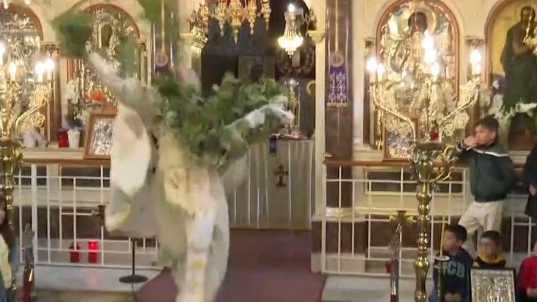 Χίος: Έκλεψε και φέτος τις εντυπώσεις ο «ιπτάμενος» ιερέας στην πρώτη Ανάσταση