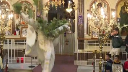 Χίος: Έκλεψε και φέτος τις εντυπώσεις ο «ιπτάμενος» ιερέας στην πρώτη Ανάσταση