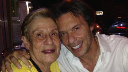 Συγκινεί ο Στράτος Τζώρτζογλου για τη μητέρα του: «Τα καταφέραμε να σκίσουμε την “οθόνη”»