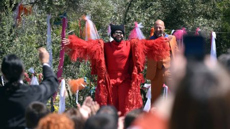 Το παιδί: Ο Akylas εισβάλλει στη σειρά και το Νεοχώρι χορεύει στον ρυθμό του «Ferto»