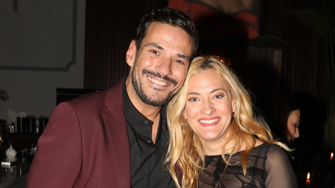 Κώστας Τσουρός – Ναταλία Αργυράκη: Στη Νάξο για την περιφορά του Επιταφίου στη θάλασσα