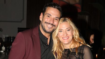 Κώστας Τσουρός – Ναταλία Αργυράκη: Στη Νάξο για την περιφορά του Επιταφίου στη θάλασσα