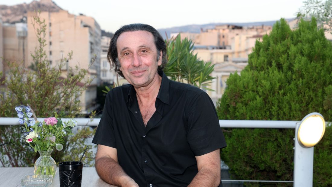 Ρένος Χαραλαμπίδης: «Ήμασταν σε ένα στούντιο με τρία δωμάτια με φθηνά σκηνικά, δεν πίστευαν πως θα γίνει κάτι τρομερό και μας άφηναν ήσυχους»