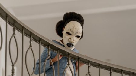 Κομμένα τα Γέλια: Το «Strung» του Peacock μετατρέπει την Πολυτέλεια στον απόλυτο Ψυχολογικό Εφιάλτη