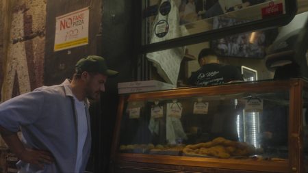 Akis Food Tour: Ο Άκης Πετρετζίκης ταξιδεύει στην «ατίθαση» Νάπολη