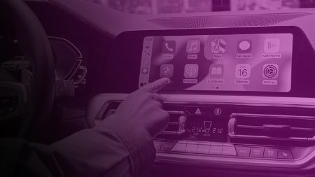 Τέλος το Android Auto και το Apple CarPlay: Γιατί οι αυτοκινητοβιομηχανίες σου “κόβουν” το κινητό το 2026