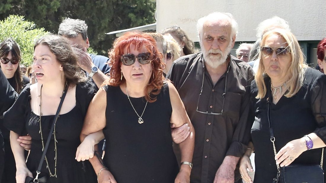 Μαίρη Ραζή: Υποβασταζόμενη στην κηδεία του επί 42 χρόνια συζύγου της, Σωτήρη Τσόγκα
