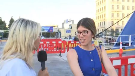 Άκης Παυλόπουλος: «Ποια χώρα είναι αυτή; Τι είπε η κοπέλα;» – Η απάντηση της τουρίστριας προκάλεσε ερωτηματικά στους παρουσιαστές του ΣΚΑΪ