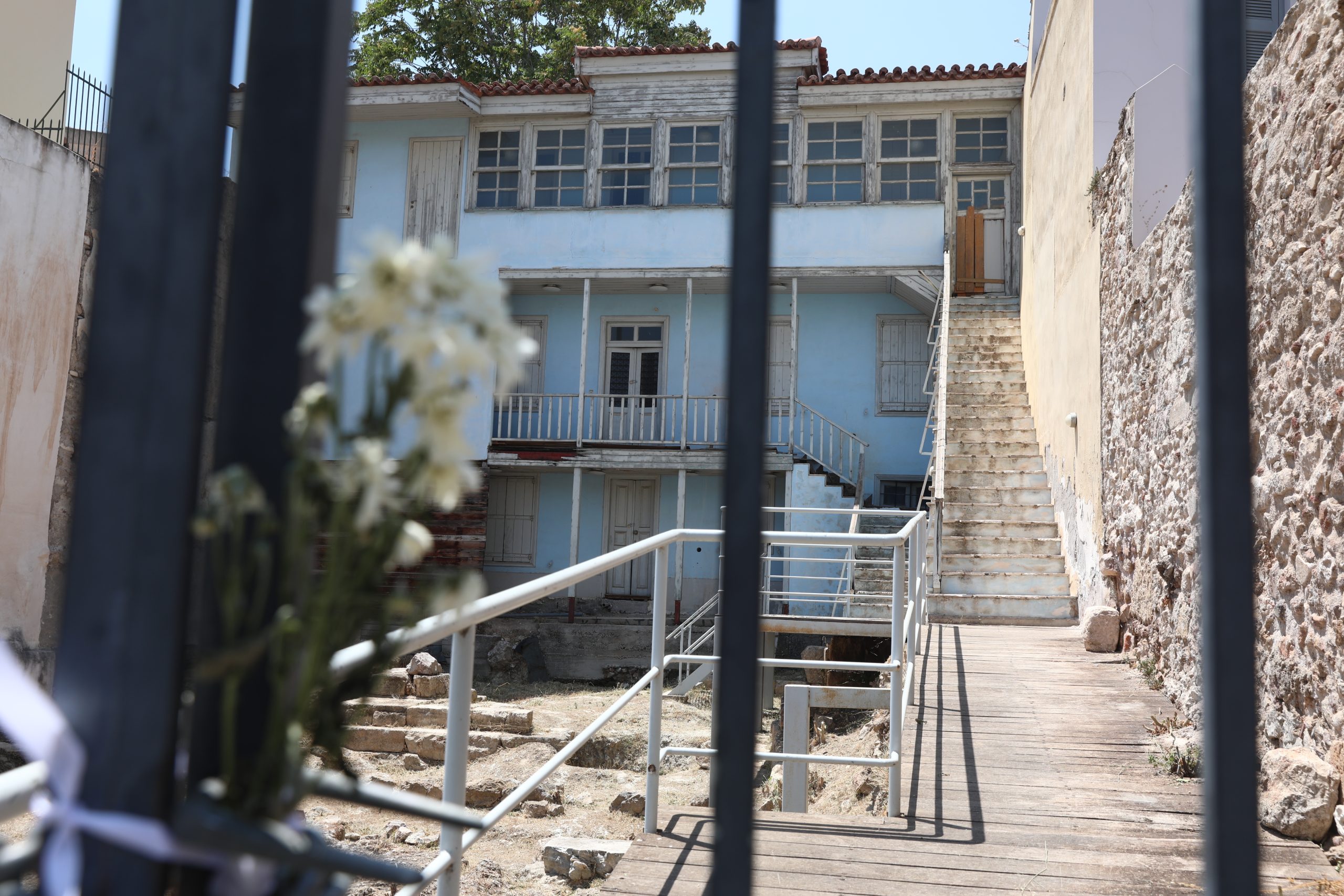 ΣΗΜΕΙΩΜΑΤΑ ΚΑΙ ΛΟΥΛΟΥΔΙΑ ΣΤΟ ΣΠΙΤΙ ΠΟΥ ΓΥΡΙΣΤΗΚΕ Η ΤΑΙΝΙΑ ΜΕ ΤΗΝ ΜΑΡΩ ΚΟΝΤΟΥ Η ΔΕ ΓΥΝΗ ΝΑ ΦΟΒΗΤΑΙ ΤΟΝ ΑΝΤΡΑ (ΔΑΝΑΗ ΔΑΥΛΟΠΟΥΛΟΥ
