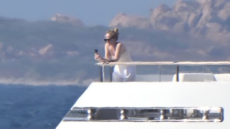 Adele: Σε θαλαμηγό στη Σαρδηνία παρέα με τον Tom Ford