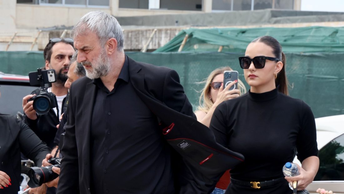 Βικτώρια Δέλλα: Η κόρη της Γωγώς Μαστροκώστα και του Τραϊανού Δέλλα αποφοίτησε από το σχολείο – Η τρυφερή αγκαλιά και το φιλί στον μπαμπά της
