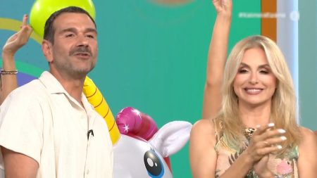 Ζωή Κρονάκη – Τάσος Ιορδανίδης αποχαιρέτησαν τους τηλεθεατές της ΕΡΤ με χαμόγελα: «Δεν έχω καταλάβει γιατί συγκινήθηκα»