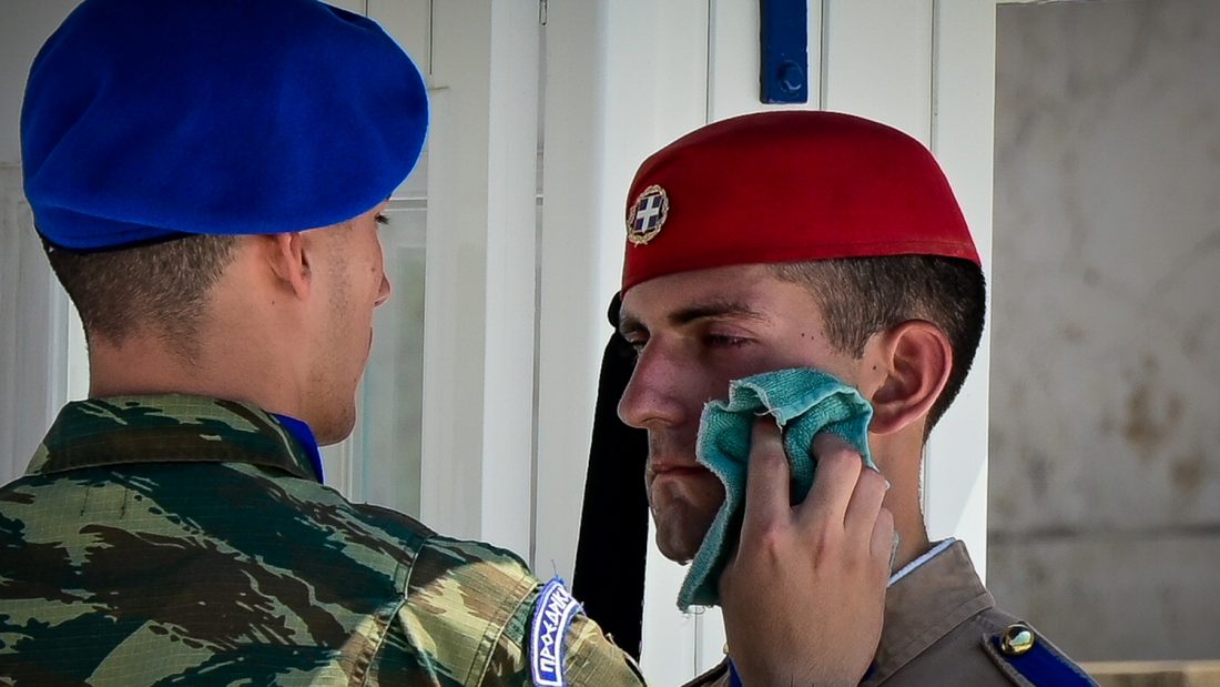 Καύσωνας: Συγκλονίζουν οι εικόνες με τους Εύζωνες στο Σύνταγμα – Τους δίνουν νερό και σκουπίζουν τον ιδρώτα τους