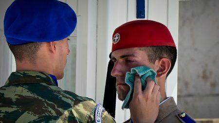Καύσωνας: Συγκλονίζουν οι εικόνες με τους Εύζωνες στο Σύνταγμα – Τους δίνουν νερό και σκουπίζουν τον ιδρώτα τους