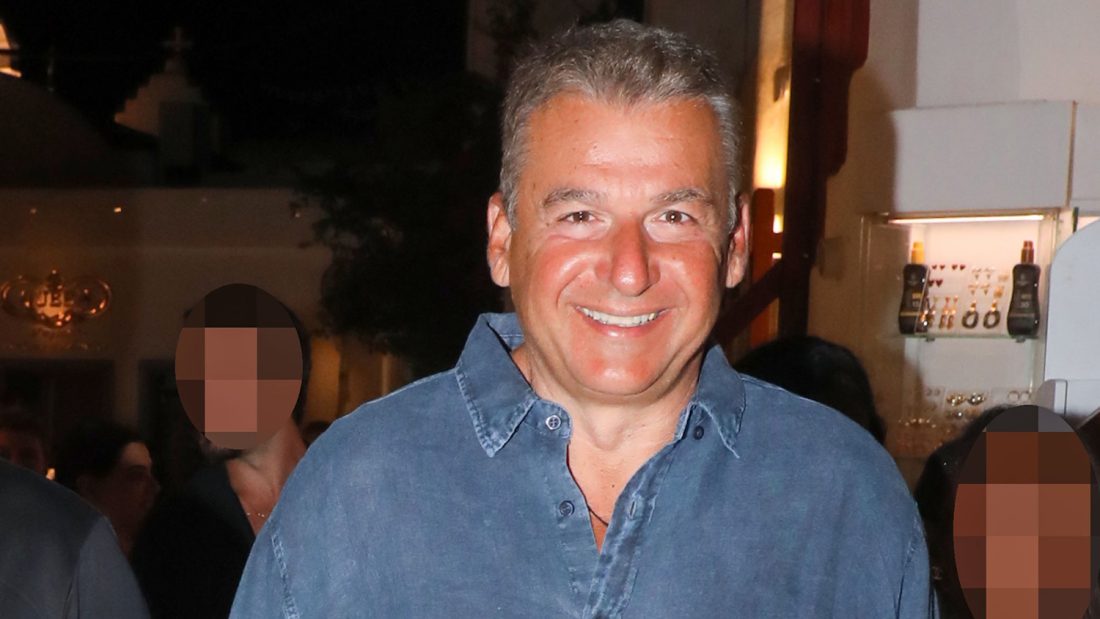 Ο Γιώργος Λιάγκας στα γαλαζοπράσινα νερά της Ρήνειας: «Εδώ… στο φουσκωτό»