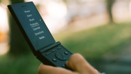 Το νέο Light Flip είναι το απόλυτο “αντι-smartphone” που θα σε σώσει από το ατελείωτο σκρολάρισμα