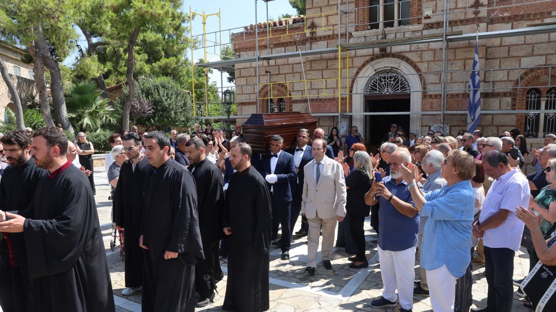 Μαίρη Λίντα: Με θερμό χειροκρότημα η έξοδος της σορού από την εκκλησία