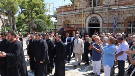 Μαίρη Λίντα: Με θερμό χειροκρότημα η έξοδος της σορού από την εκκλησία