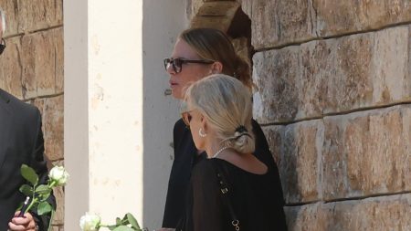 Έλενα Κατραβά