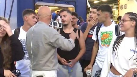 Νεαρός φίλαθλος του Ολυμπιακού ζήτησε από τον Βαγγέλη Μαρινάκη «να πάρει καλούς παίκτες για τη νέα σεζόν»