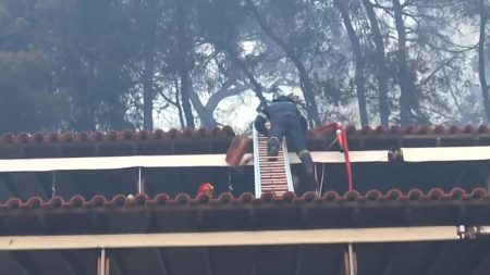 Φωτιά στη Σίβηρη: Πυροσβέστης πέφτει από τη σκάλα στην οροφή σπιτιού κατά τη διάρκεια της ζωντανής σύνδεσης