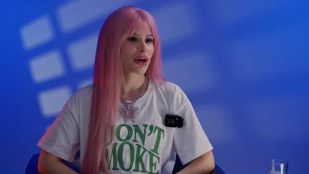Mikay: «Η μητέρα μου έδινε μάχη με τον καρκίνο αλλά ήταν βράχος μέχρι το τέλος, “άσε με εμένα και πήγαινε να τραγουδήσεις” μου έλεγε»