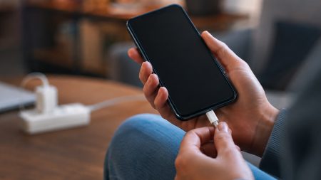 Χαλάει η μπαταρία αν δουλεύεις το κινητό στη φόρτιση;