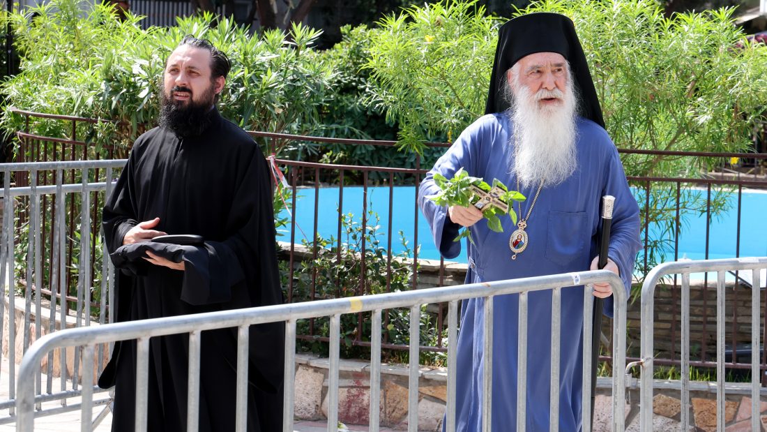 Γιώργος Μαζωνάκης – Ράγισε καρδιές ο επικήδειος του Μητροπολίτη Αλεξίου: «Γύρισε στην παλιά του γειτονιά»
